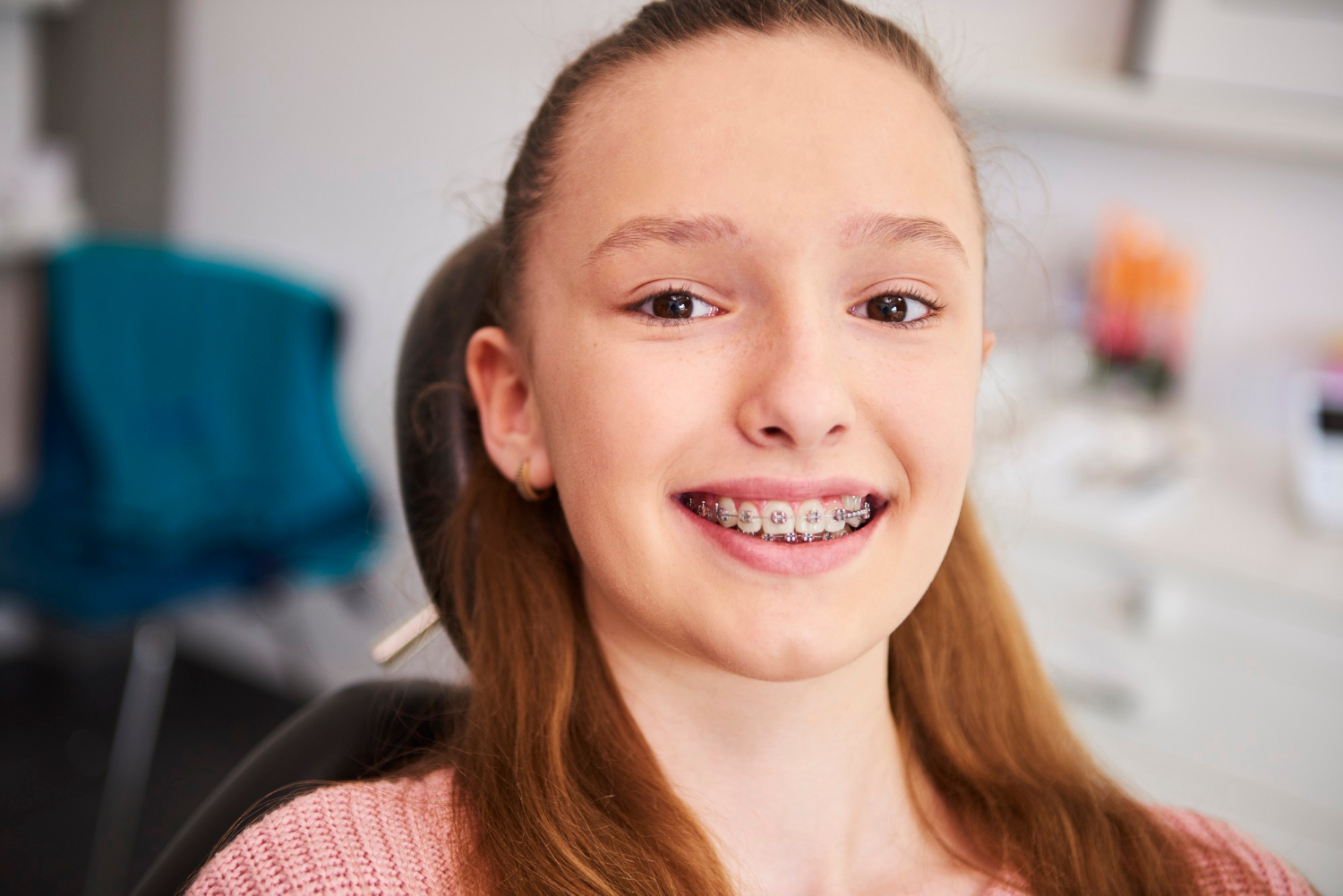 Pacientă adolescentă purtând aparat dentar fix