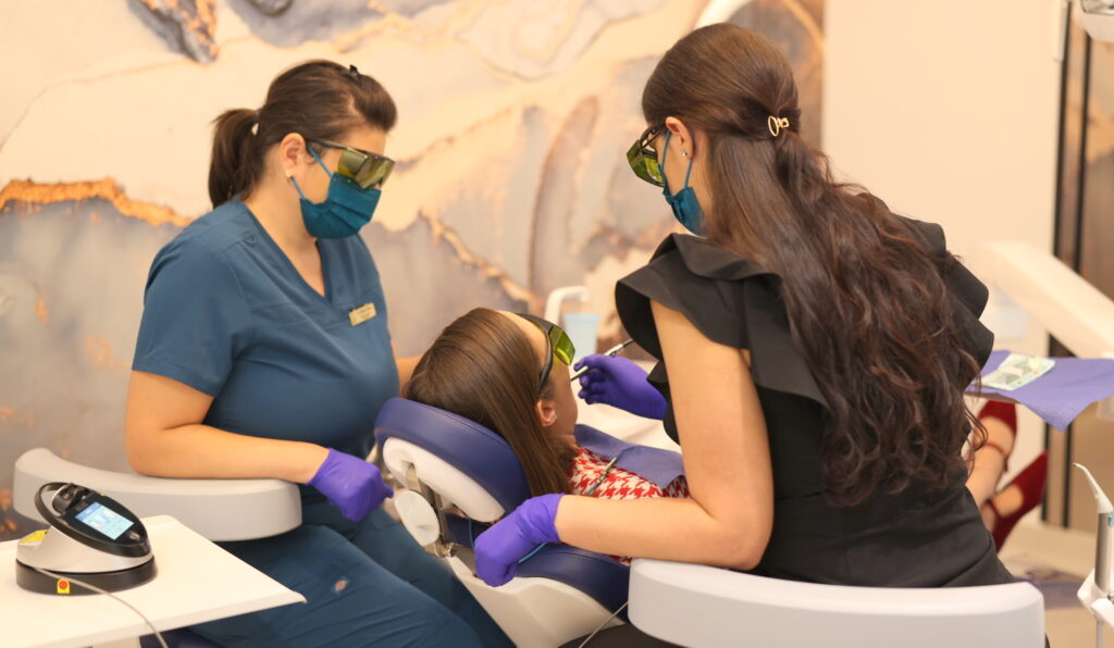 Echipament laser dentar pentru proceduri stomatologice