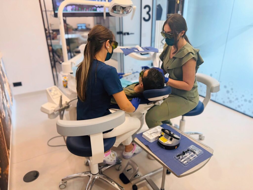 Procedură de albire asistată cu laser dentar în București