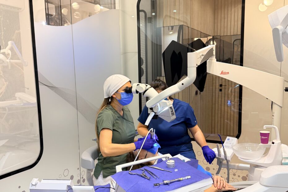 Microscop dentar utilizat pentru tratamente endodontice la DENTAL Arhitect București