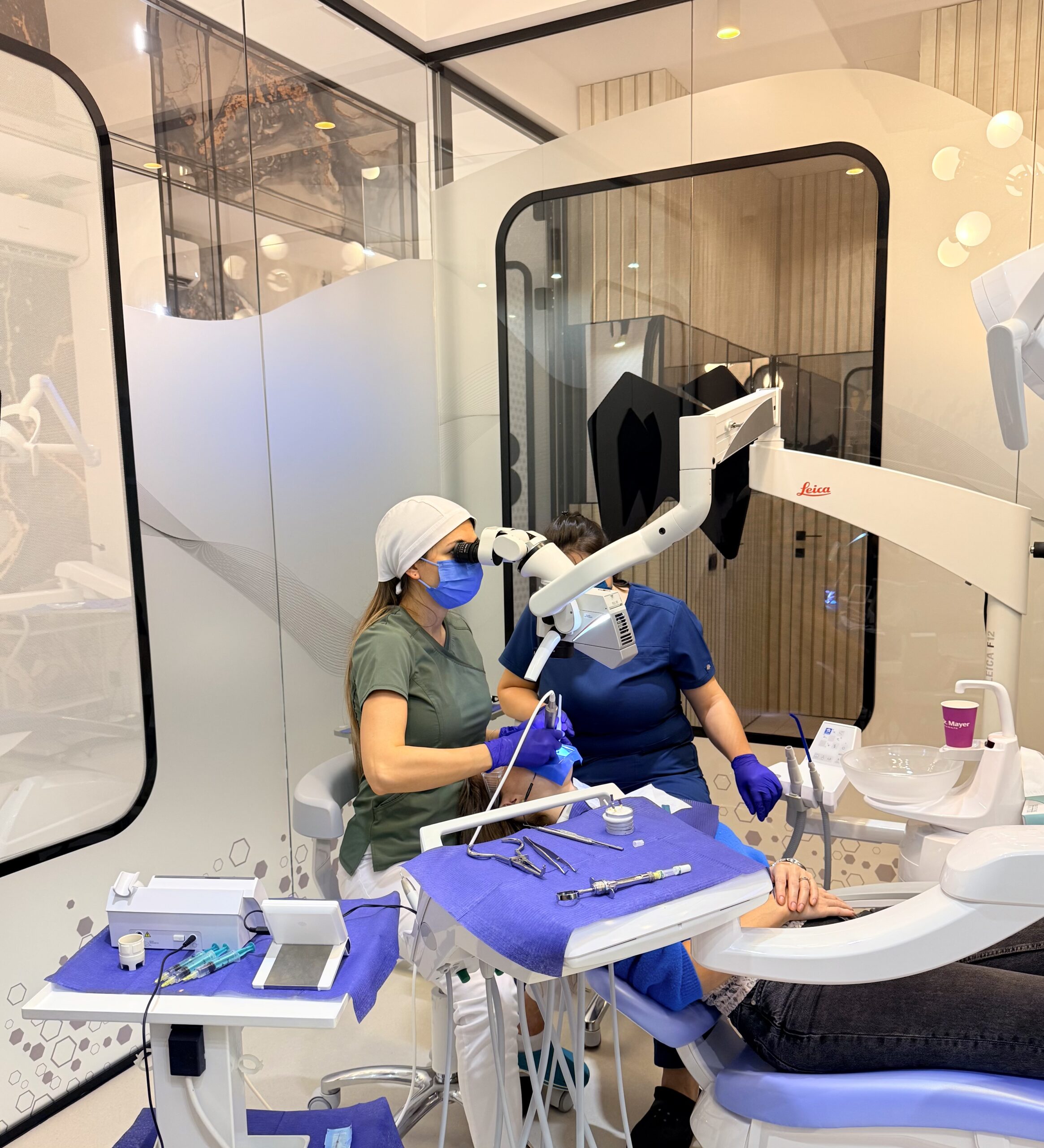 Microscop dentar Leica utilizat pentru tratamente endodontice în Sectorul 5