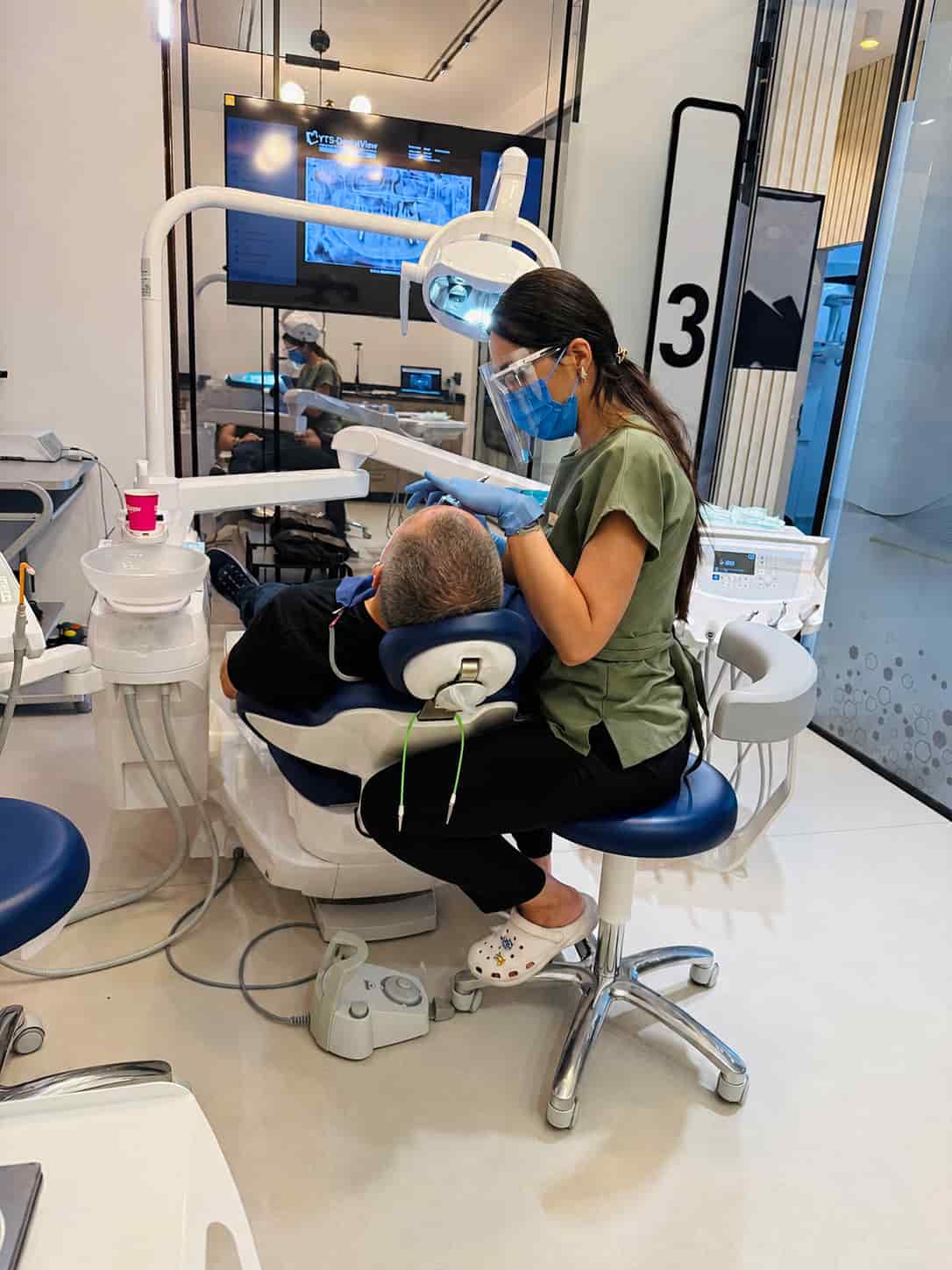 Dr. Zamfir Elisabeth-Andreea consultând un pacient în clinica DENTAL Arhitect