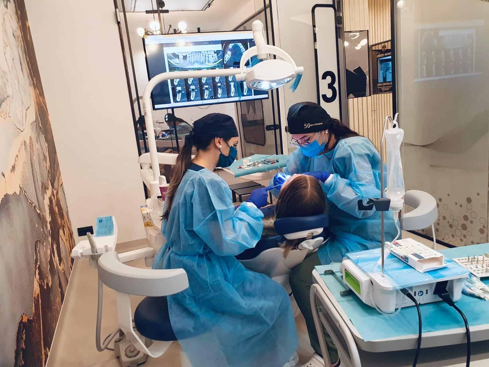 Dr. Zamfir Elisabeth-Andreea într-o intervenție realizată cu echipa DENTAL Arhitect